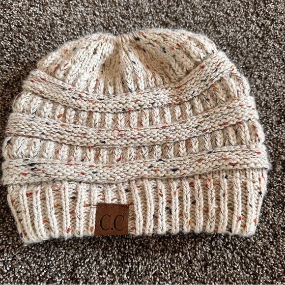 C.C Cream Speckled Knit Beanie Hat w/ Ponytail Hole Warm Cozy Winter Cap Autumn - Picture 1 of 4